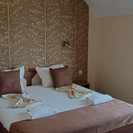 Hotel семеен детелини