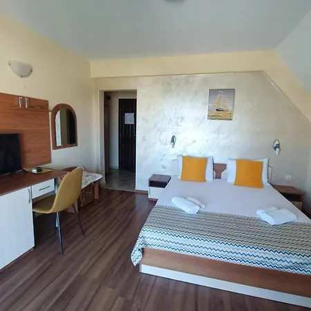 호텔 семеен детелини