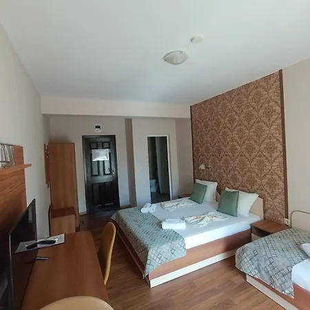 호텔 семеен детелини