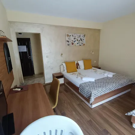 호텔 семеен детелини 2*